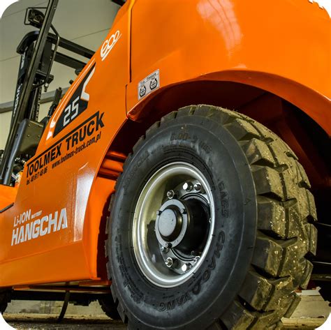 Mobilny serwis dla wózków widłowych i maszyn budowlanych (zdjęcie samochodu serwisowego)