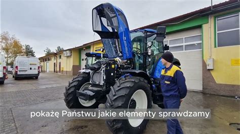 Zdjęcie przedstawiające operatora sprawdzającego bronę talerzową przed rozpoczęciem pracy
