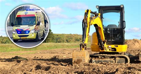 Zdjęcie przedstawiające nowoczesną koparkę Yanmar pracującą na placu budowy