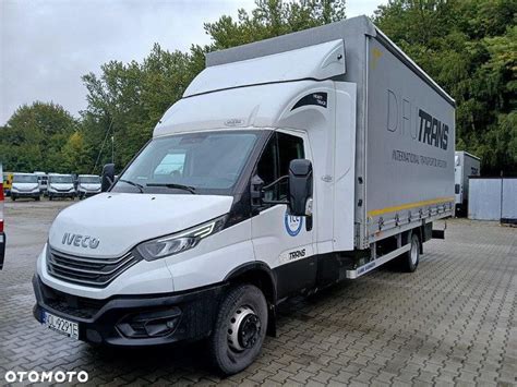 Schemat budowy nadwozia Iveco Daily z zaznaczonymi punktami lokalizacji tabliczek znamionowych oraz numeru wybitego na ramie.