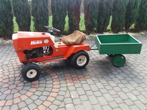 Traktorek Hako podczas pracy w ogrodzie