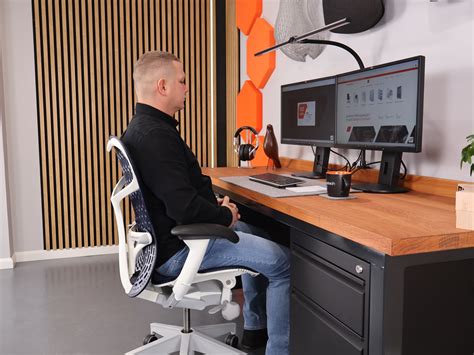Porównanie ergonomii pracy przy fotelu standardowym i obracanym