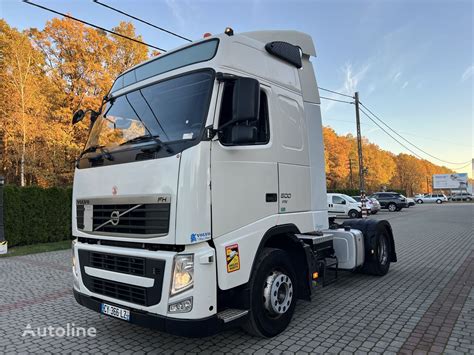 Widok z przodu i z boku na ciągnik siodłowy Volvo FH16 w warunkach drogowych