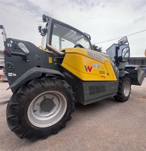 Zestawienie różnych modeli ładowarek Wacker Neuson z podziałem na typy: przegubowe, kompaktowe i teleskopowe
