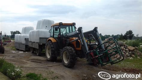 zdjęcie ciągnika rolniczego Renault Cergos 350 w polu
