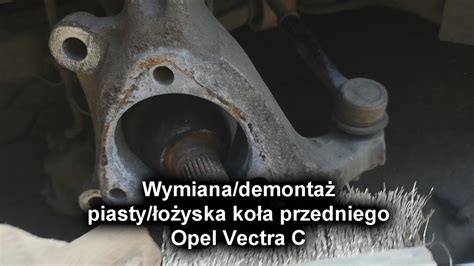 Zdjęcie przedstawiające montaż piasty koła w maszynie marki Kverneland