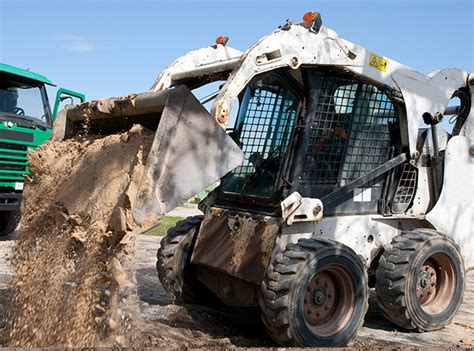 Zdjęcie przedstawiające flotę maszyn budowlanych Bobcat na placu budowy