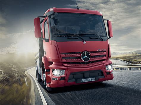 Zestawienie różnych modeli wywrotek Mercedes-Benz dostępnych na rynku wtórnym: Arocs, Actros, Atego