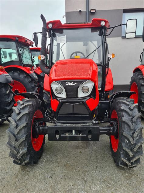 Historyczny ciągnik rolniczy Zetor Major na polu