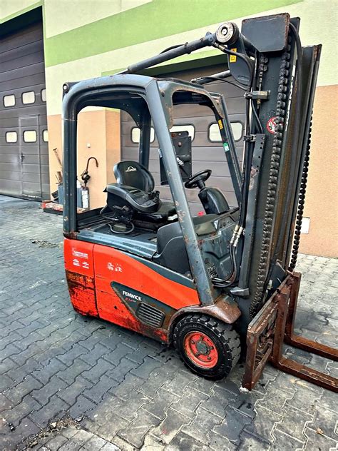 Wózek widłowy Linde E14 w akcji w ciasnym magazynie