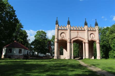 Zestawienie różnych typów agregatów uprawowo-siewnych na polu w województwie podlaskim