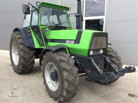 Thematyczne zdjęcie ciągnika Deutz-Fahr DX 140 w pracy na polu