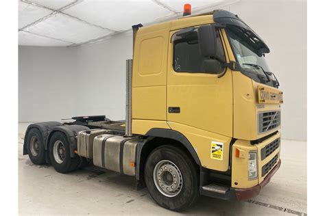 Tabela z różnymi konfiguracjami osi Volvo FH (np. 4x2, 6x2, 6x4)