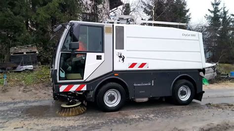 Zamiatarka komunalna Bucher CityCat VS20 w akcji na miejskiej ulicy