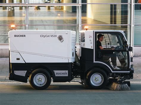 Wnętrze kabiny zamiatarki Bucher CityCat VS20 z widocznym panelem sterowania