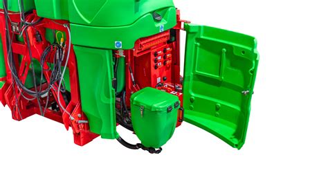 Zdjęcie opryskiwacza Krukowiak Heros z widocznym zbiornikiem 3 w 1