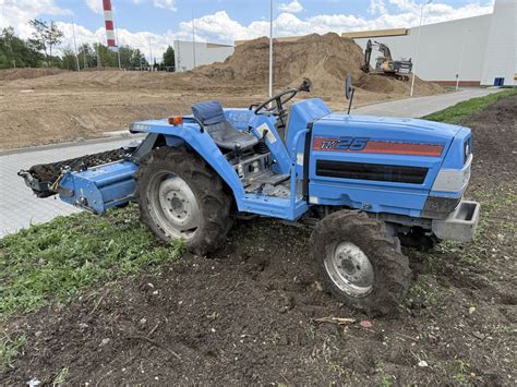 Zadowolony użytkownik mini-traktora Iseki podczas pracy