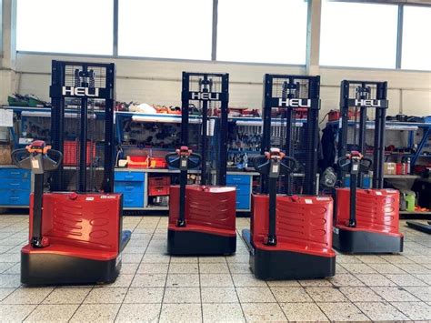 Tematyczne zdjęcie wózka unoszącego Toyota w pracy w magazynie