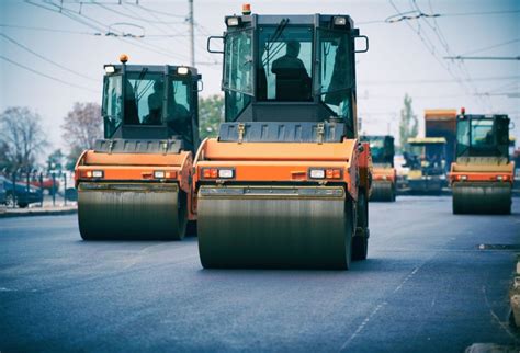 Tematyczne zdjęcie walca drogowego na placu budowy
