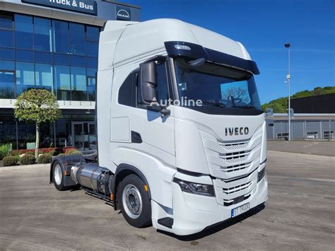 zdjęcie ciągnika siodłowego IVECO S-WAY LNG/CNG z flotą Grupy Hegelmann