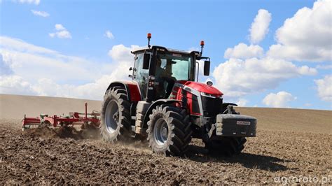 Tematyczne zdjęcie nowoczesnego ciągnika rolniczego Massey Ferguson 8S.225 pracującego na polu