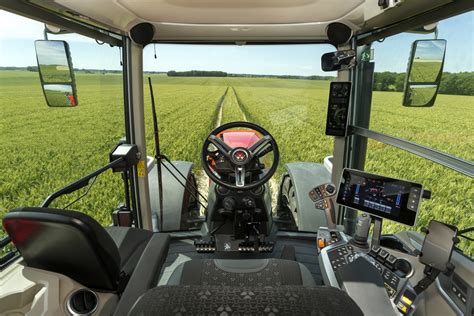 Zdjęcie wnętrza kabiny ciągnika Massey Ferguson 8S z widocznym panelem sterowania