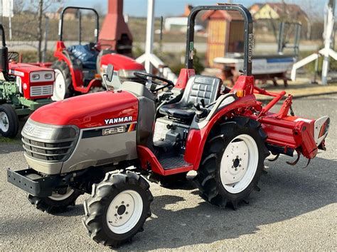 zdjęcie wykwalifikowanego mechanika serwisującego traktor Yanmar
