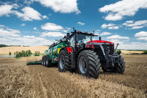 Ciągnik Massey Ferguson 9S w akcji polowej