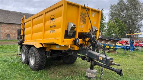 Tematyczne zdjęcie nowego rozrzutnika obornika Wielton Agro w akcji na polu