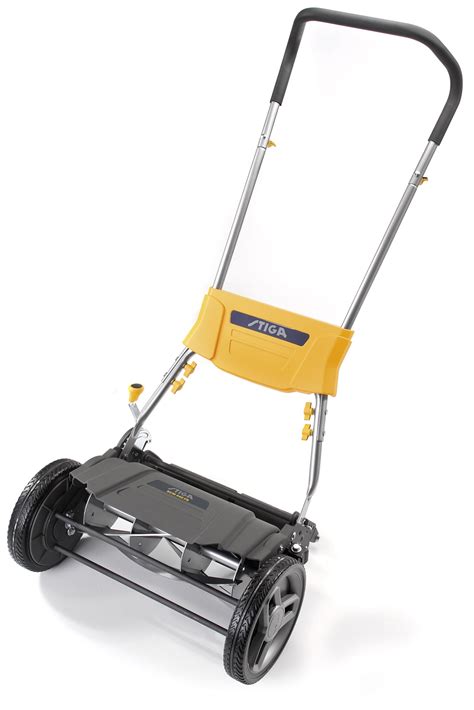 Stiga SCM 440 FS z widocznymi ostrzami bębnowymi i ergonomiczną rączką