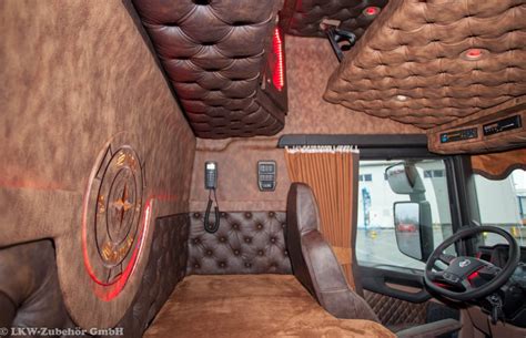 Wnętrze kabiny Scania R Topline, podkreślające ergonomię i przestronność