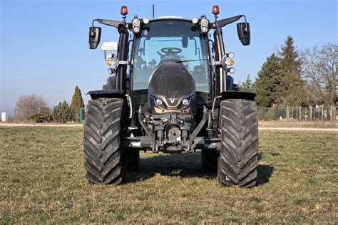 Zdjęcie ciągnika Valtra Serii S z przekładnią CVT w akcji