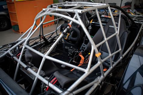 motocykl z zamontowaną klatką crash cage