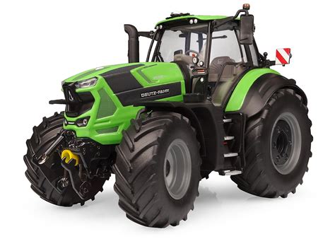 Zdjęcie grupowe ciągników Deutz-Fahr, prezentujące różnorodność modeli od kompaktowych do dużych maszyn