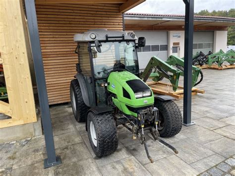 Zdjęcie ciągnika Deutz-Fahr Agrokid 230 pracującego w sadzie