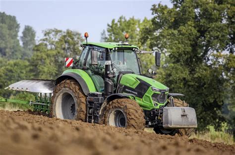 Zdjęcie ciągnika Deutz-Fahr 9 TTV podczas pracy polowej