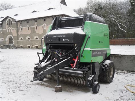 Prasa zwijająca Deutz-Fahr VM 600 w akcji na polu