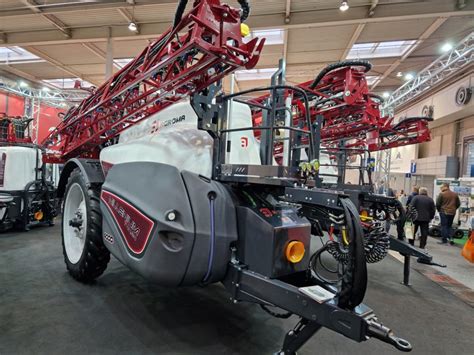 Zdjęcie przedstawiające opryskiwacz Agroma, np. model ET, w pracy na polu