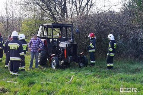 Zdjęcie przedstawiające operatora ciągnika rolniczego zapinającego pasy bezpieczeństwa przed rozpoczęciem pracy w lesie