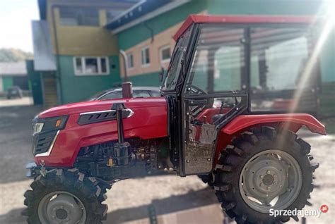 Ciągnik 4x4 pracujący w trudnym terenie z ładunkiem