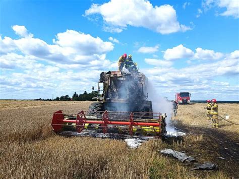 Tematyczne zdjęcie kombajnu zbożowego pracującego na polu