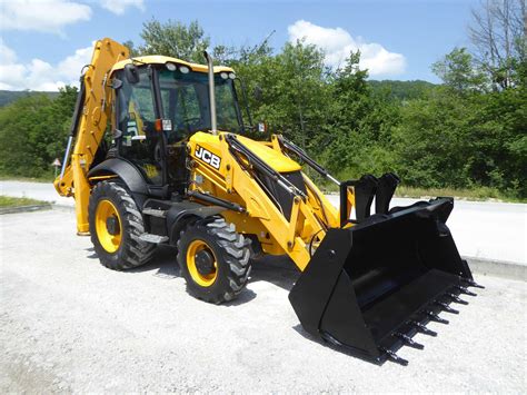 Photo of a JCB 3CX backhoe loader in action