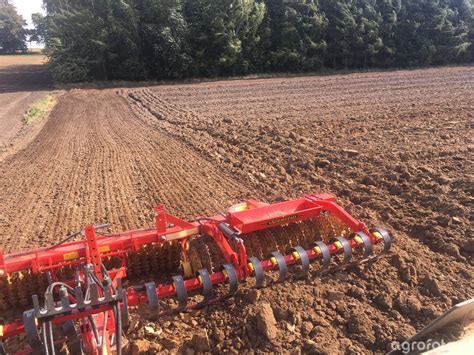 zdjęcie panoramiczne pola po orce pługiem Kverneland