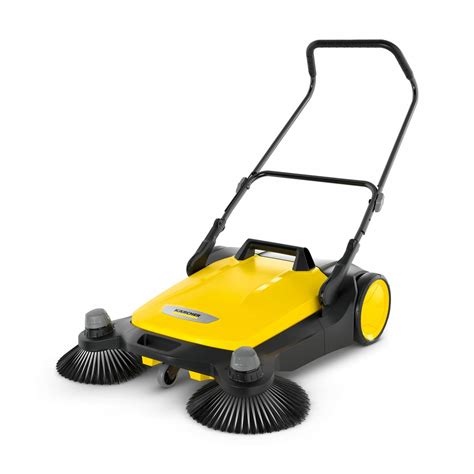 Zamiatarka Kärcher S 750 w akcji, pokazująca regulowany uchwyt i szerokość roboczą