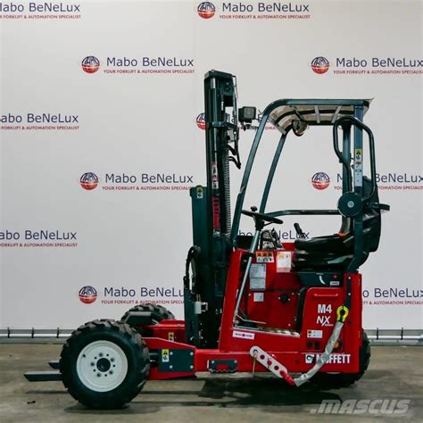 Wózek widłowy Moffett M4 25.3 NX w akcji, z widocznym systemem Remote Ground Mount