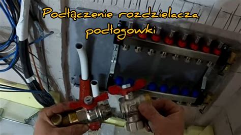 Zdjęcie poglądowe rozdzielacza hydraulicznego z zamontowaną linką sterującą w maszynie budowlanej