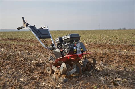 zdjęcie poglądowe glebogryzarki spalinowej Faworyt ZG 4038 BS w trakcie pracy w ogrodzie