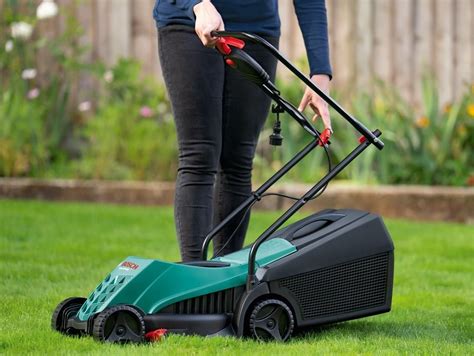 Zdjęcie przedstawiające nowoczesną kosiarkę elektryczną Bosch podczas pracy w ogrodzie