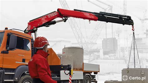 pracownik serwisu dokonujący przeglądu siłownika hydraulicznego żurawia HDS