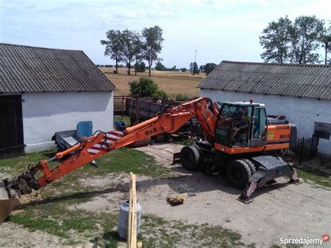 Zdjęcie przedstawiające nowoczesną koparkę kołową marki Terex podczas pracy na placu budowy